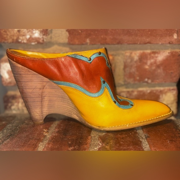 BCBG Vintage Western Pointed Toe Wedge Mules Mustard Turquoise Brown Studded 8.5 - Picture 12 of 16